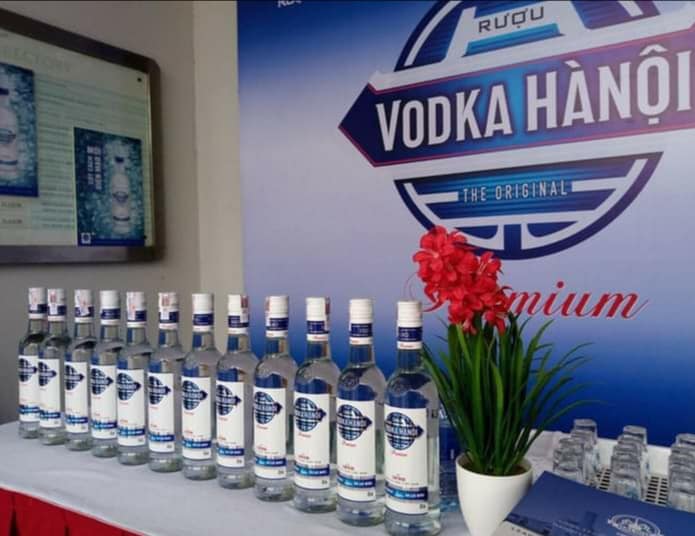 trung bay vodka ha noi premium 500 ml
